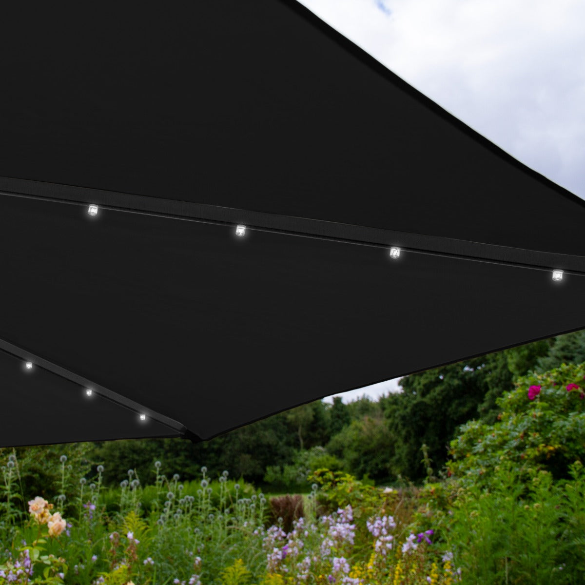 Zwarte 3m LED Zweefparasol met een eenvoudige voet